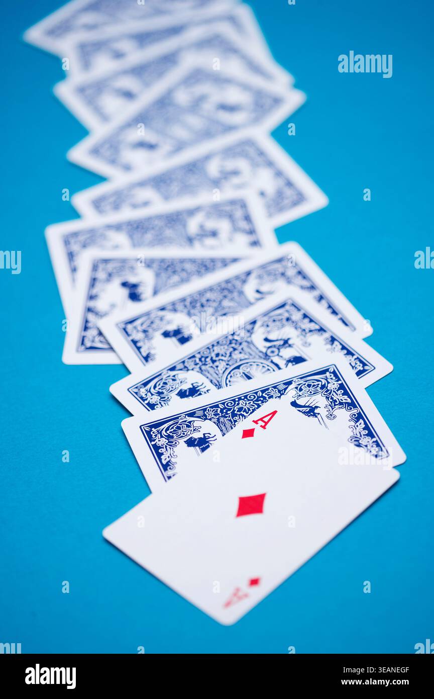 Ein Standardspiel mit 52 Spielkarten ist in einer Reihe von Farben und Zahlen angeordnet, wobei die oberste Karte das Diamantenass ist. Stockfoto