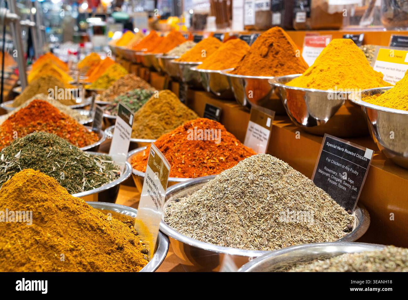 Schüsseln mit Gewürzen, Kräutern und Tees in einem Marktstand ausgestellt, farbenfrohe Gewürzhaufen zum Verkauf Stockfoto