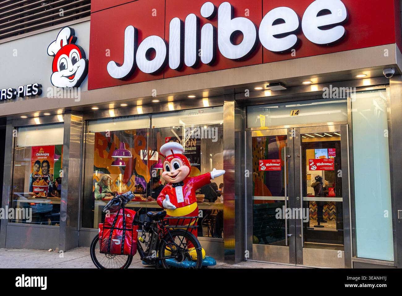 Das Fastfood-Restaurant Jollibee in Manhattan, New York City, philippinische Fast-Food-Kette mit Fiberglas-Bienenmaskottchen draußen Stockfoto