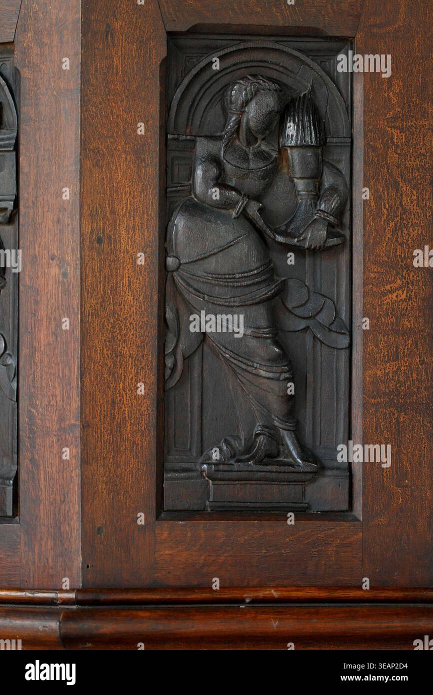Geschnitzte flämische allegorische Figuren von 1530, auf der Kanzel der St. James Church, Kinnersley, Herefordshire, Großbritannien Stockfoto