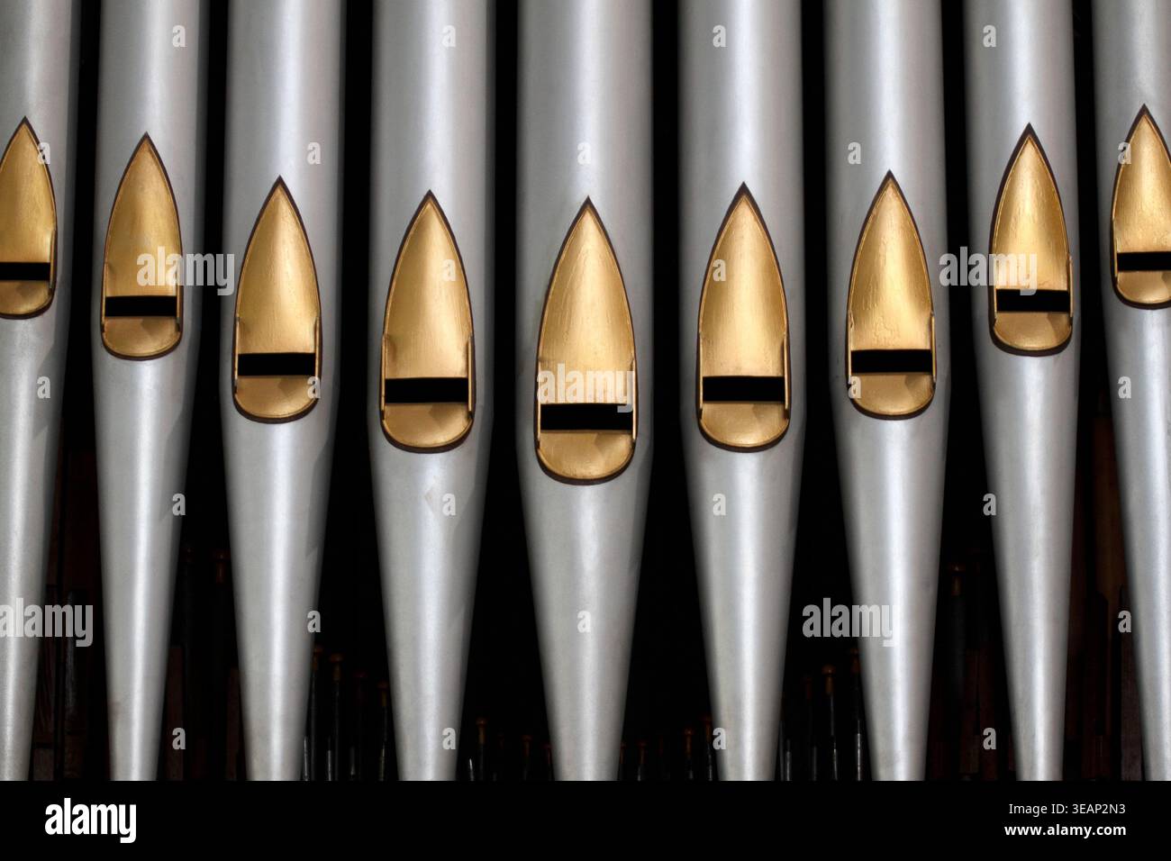 Orgelpfeifen haben das Entlüftungsloch gezeigt. Stockfoto