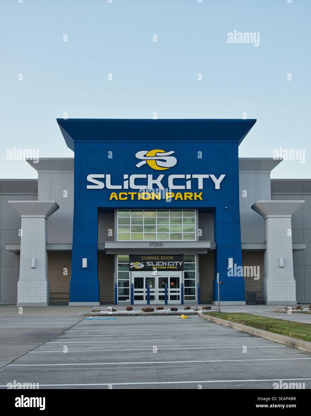 Houston, Texas, USA 11-24-2024: Slick City Action Park Business Storefront Outdoor Games. Stockfoto