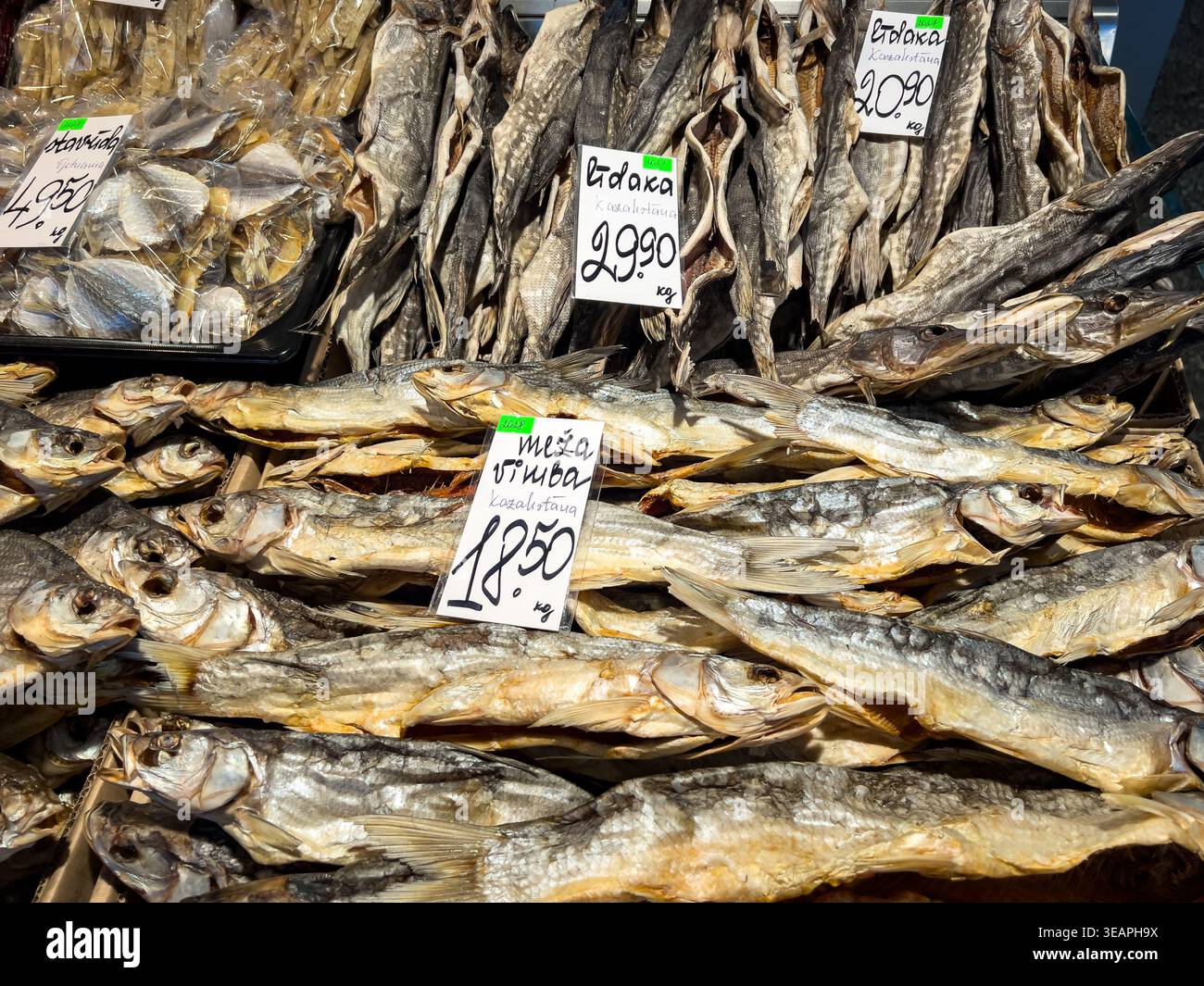 Regionale Geschmacksspezialität ist getrockneter und gesalzener Fisch wie Hecht und vimba auf dem rigaer Zentralmarkt zu finden, der traditionelle Snacks und Destillate repräsentiert Stockfoto
