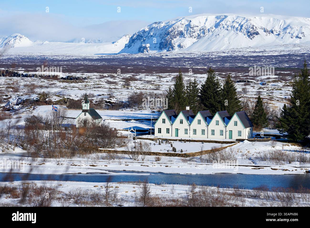 Winterkirche und historische Weiße Häuser im Thingvellir Nationalpark im isländischen Schnee Stockfoto
