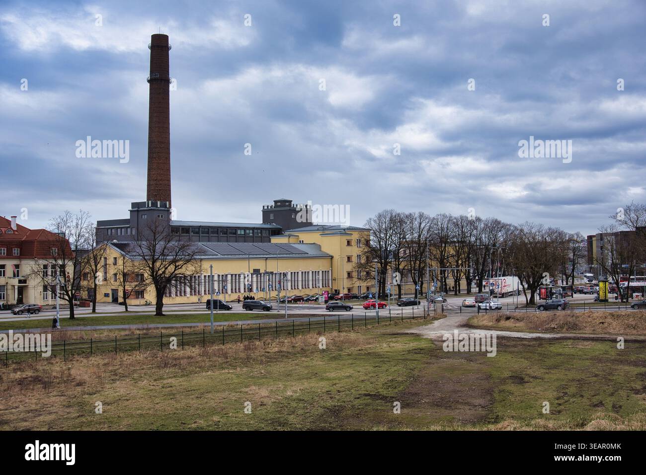 Industriearchitektur und hoher Kamin im Tallinn Creative Hub Stockfoto