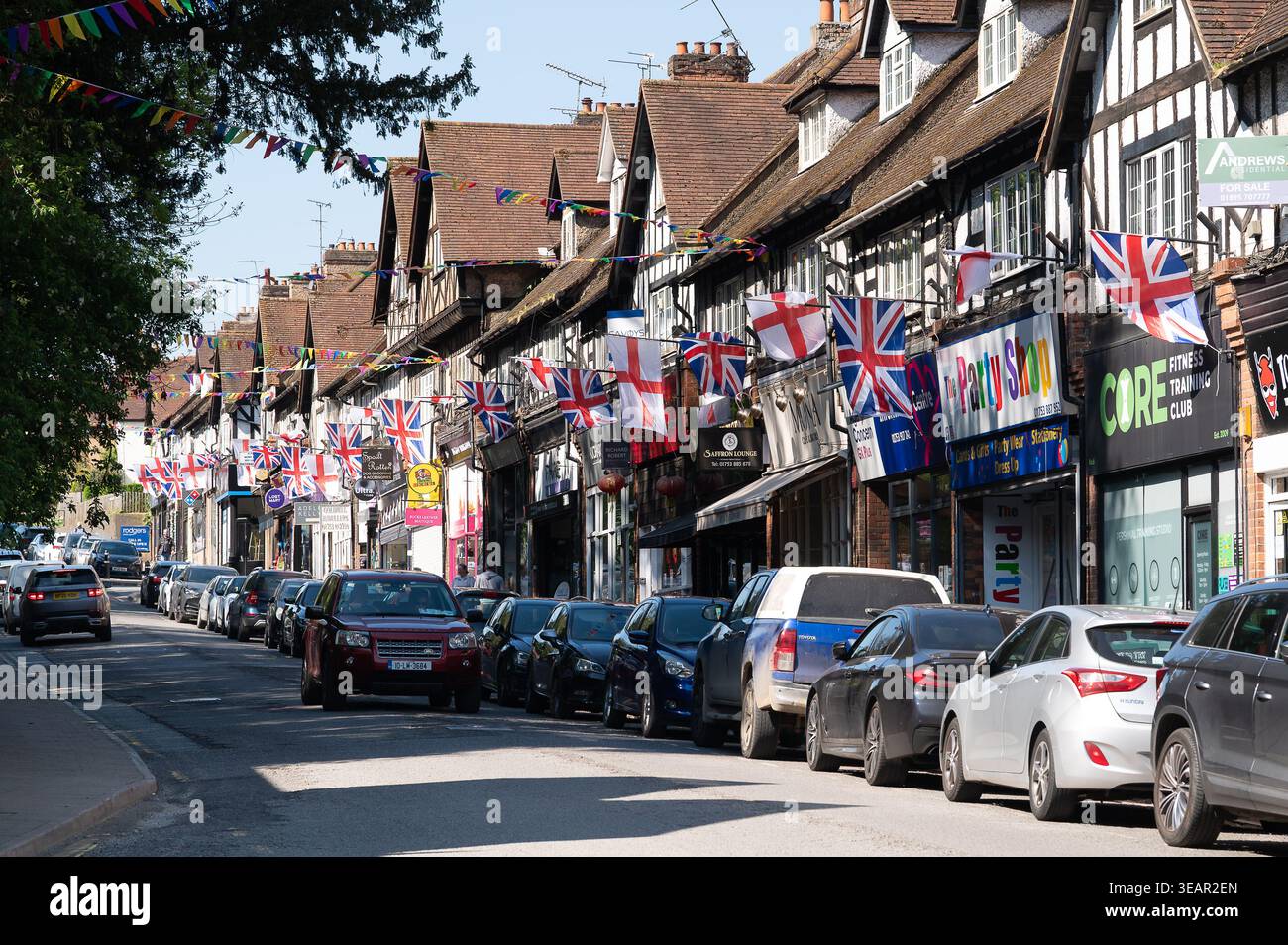 Chalfont St Peter, Buckinghamshire, Großbritannien. April 2026. England und Union Jack flogen heute im Dorf Chalfont St Peter in Buckinghamshire, um den St. George's Day zu feiern. Quelle: Maureen McLean/Alamy Live News Stockfoto