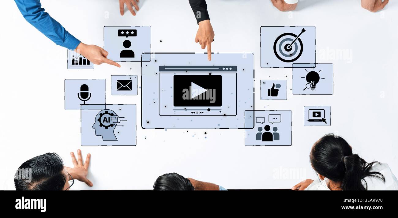 Eine vielfältige Gruppe von Einzelpersonen arbeitet an Strategien für digitale Medien zusammen und nutzt visuelle Grafiken und Symbole, um ihre Brainstorming-Sitzung im zu verbessern Stockfoto