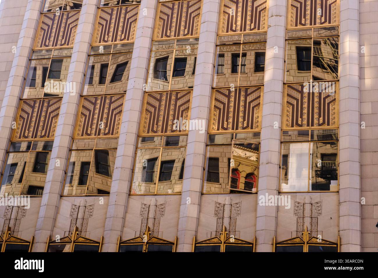 Altes Gebäude mit architektonischen Details und Reflexionen im Fenster. Broadway, Los Angeles, Kalifornien, Vereinigte Staaten von Amerika Stockfoto