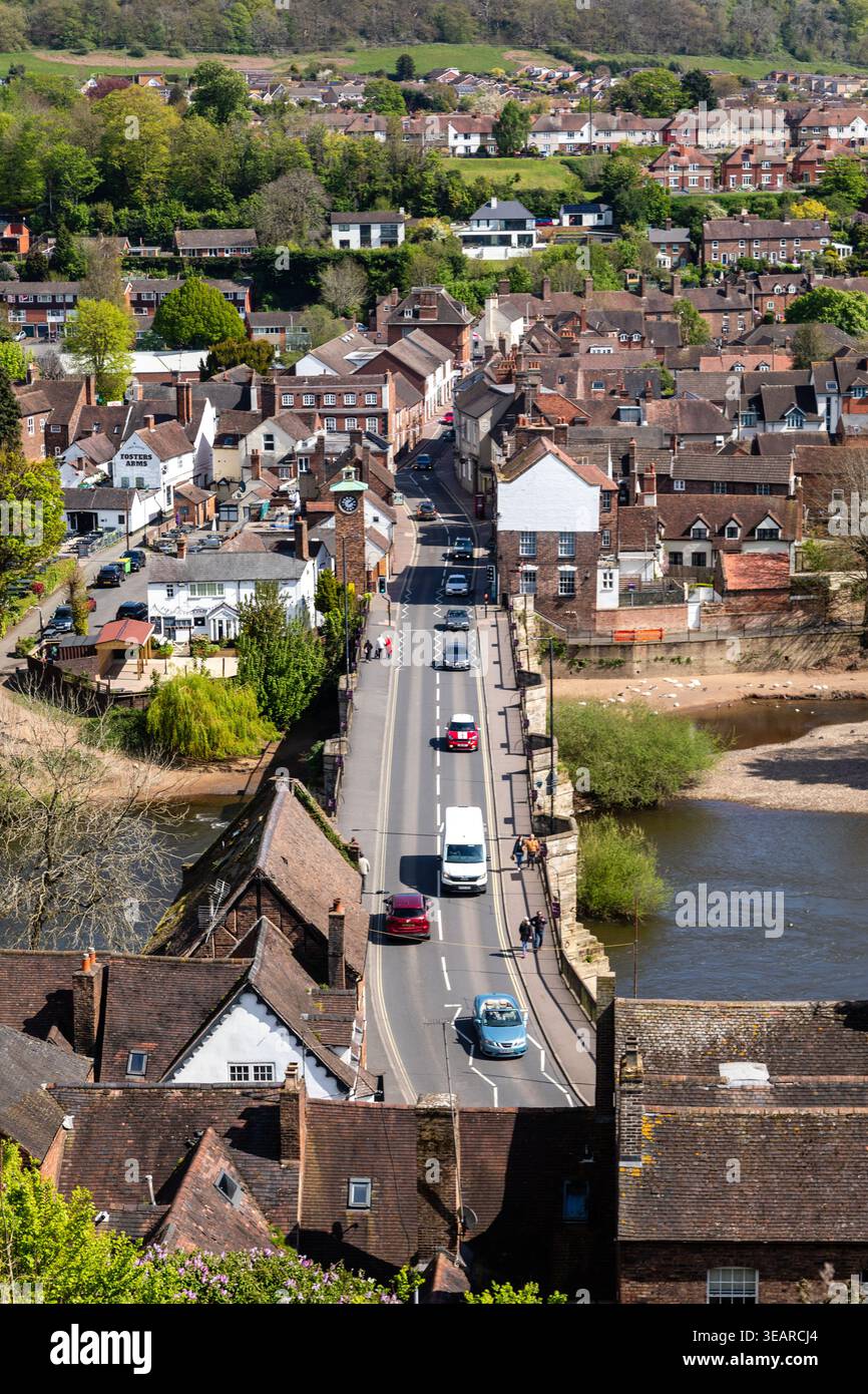 Erhöhter Blick auf die Bridgnorth Bridge, die den Fluss Severn überquert und High Town und Low Town in Bridgnorth, Shropshire, England verbindet Stockfoto