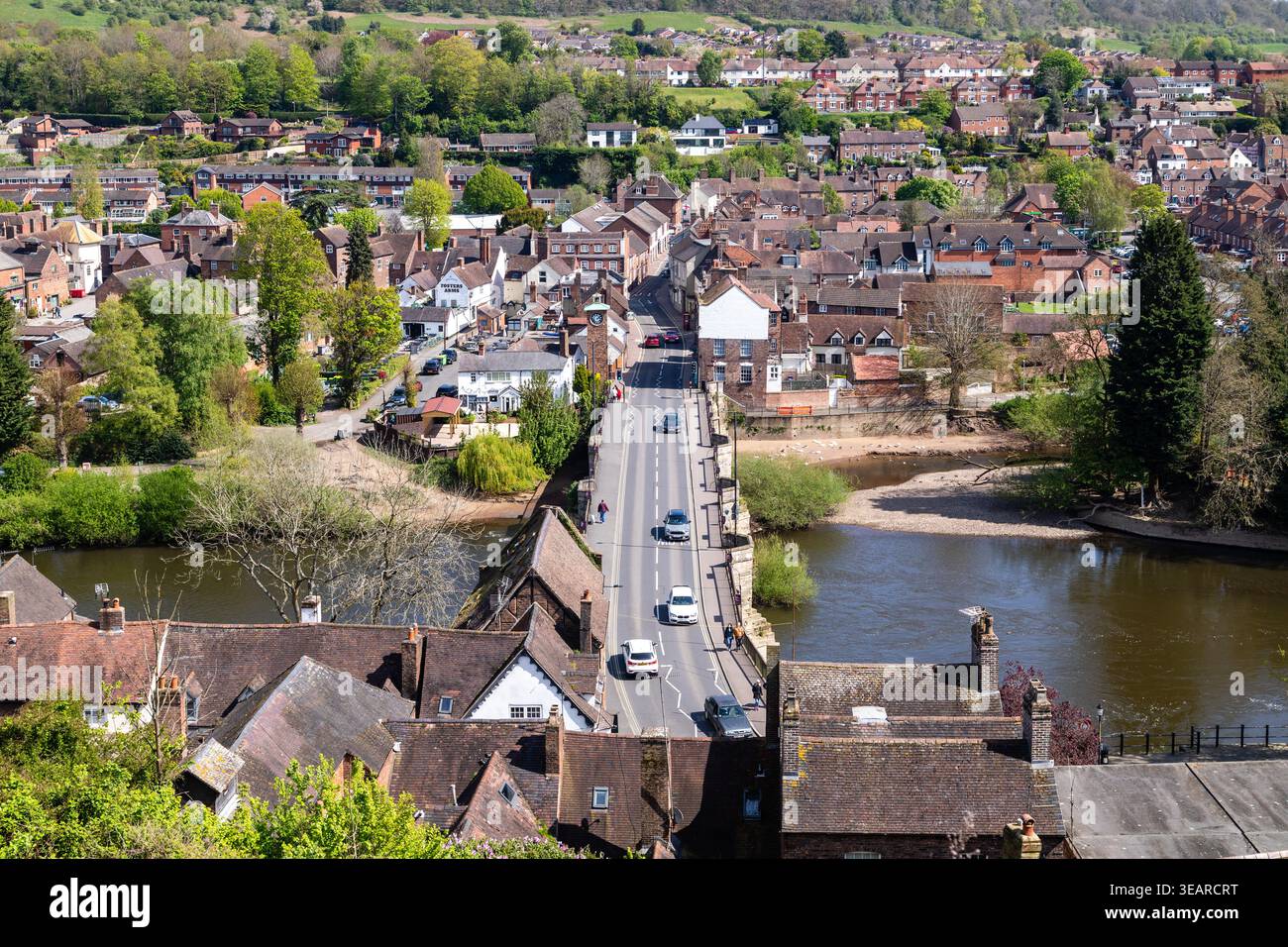 Erhöhter Blick auf die Bridgnorth Bridge, die den Fluss Severn überquert und High Town und Low Town in Bridgnorth, Shropshire, England verbindet Stockfoto