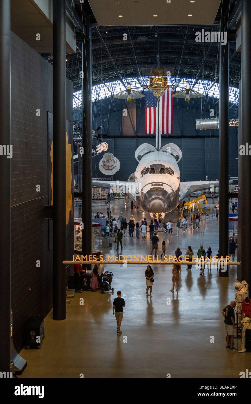 Chantilly, VA - 24. Juni: Vorderansicht des Space Shuttle Discovery im James S. McDonnell Space Hangar im Steven F. Udvar-Hazy Center Stockfoto