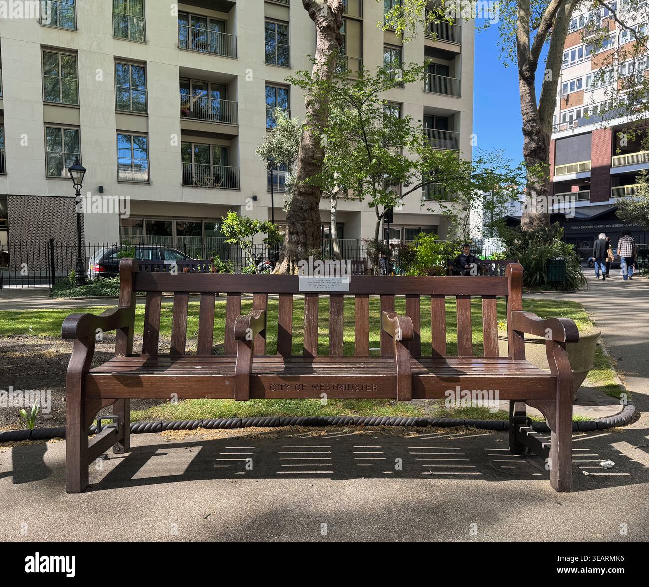 Bank in einem Garten - Smartphone-aufgenommenes Stockfoto