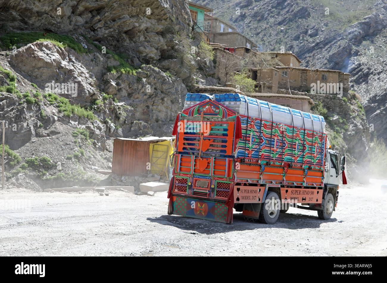 Handgemalt Super Hino auf einer abgelegenen Bergstraße Afghanistans Stockfoto