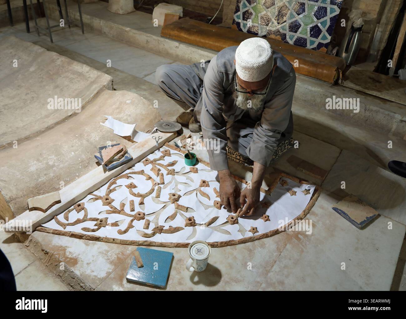 Ein geschickter Handwerker, der an der Restaurierung der Großen Herat-Moschee in Afghanistan arbeitet Stockfoto