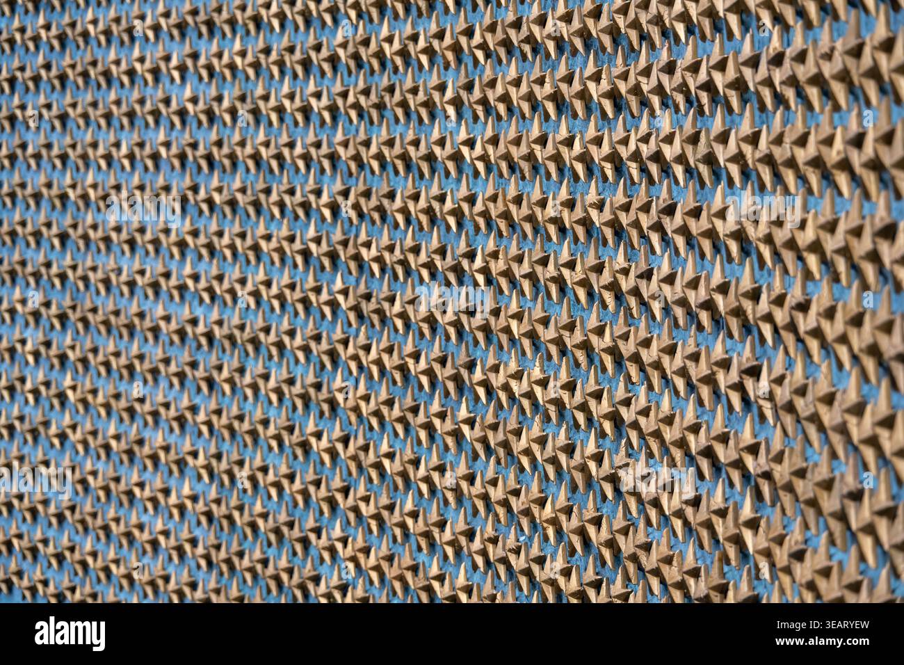 Detaillierte Nahaufnahme von sich wiederholenden Goldsternen am World war II Memorial Freedom Wall in Washington, DC, USA. Stockfoto