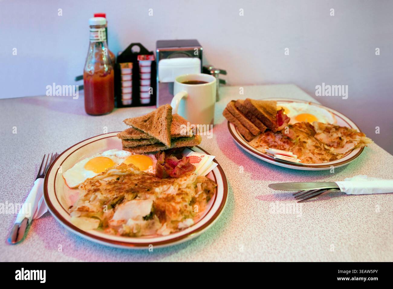 Frühes Frühstück in einem neonbeleuchteten Diner in Los Angeles Stockfoto
