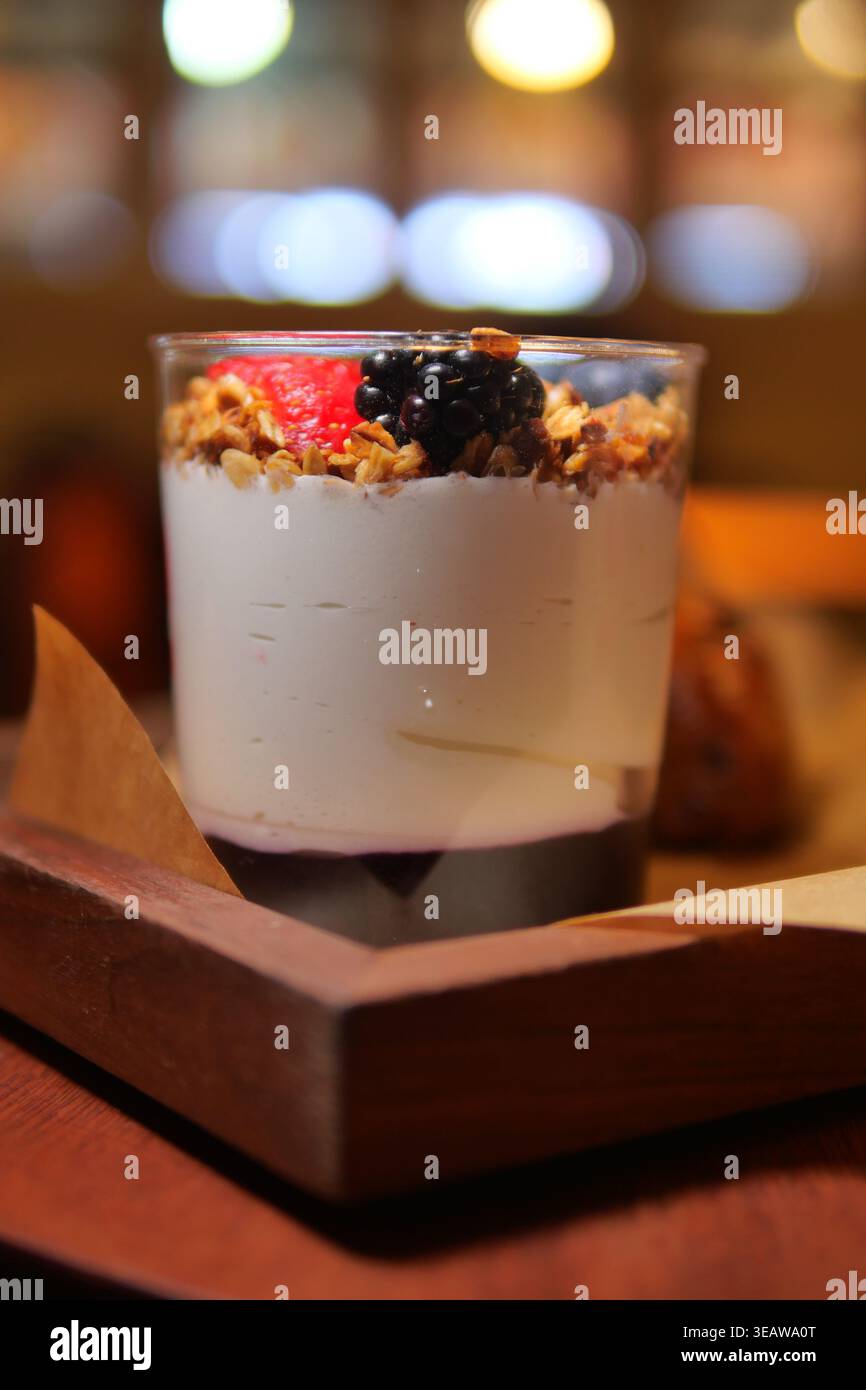 Dessert im Glas mit Obst und Müsli Stockfoto