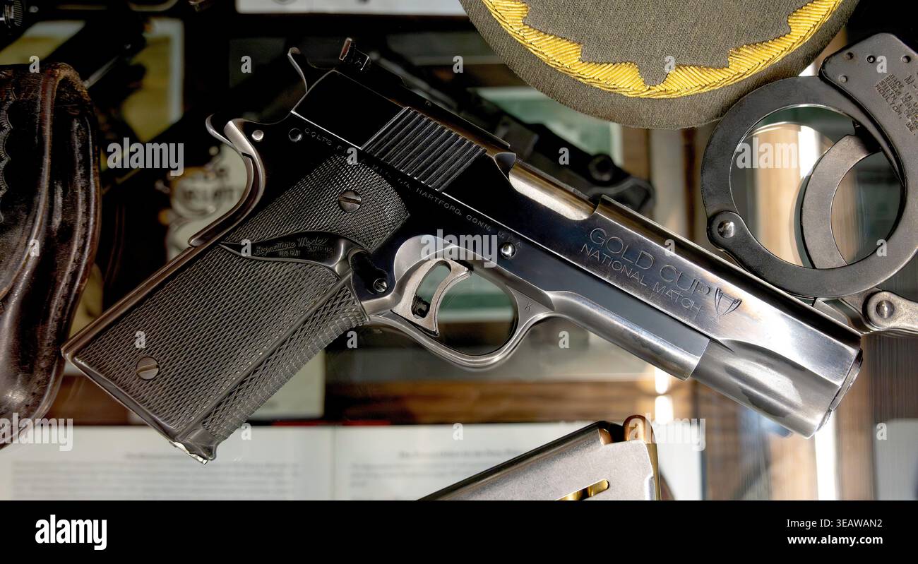 Colt Single Action Army „Signature Model“ Revolver in einer Vitrine Stockfoto