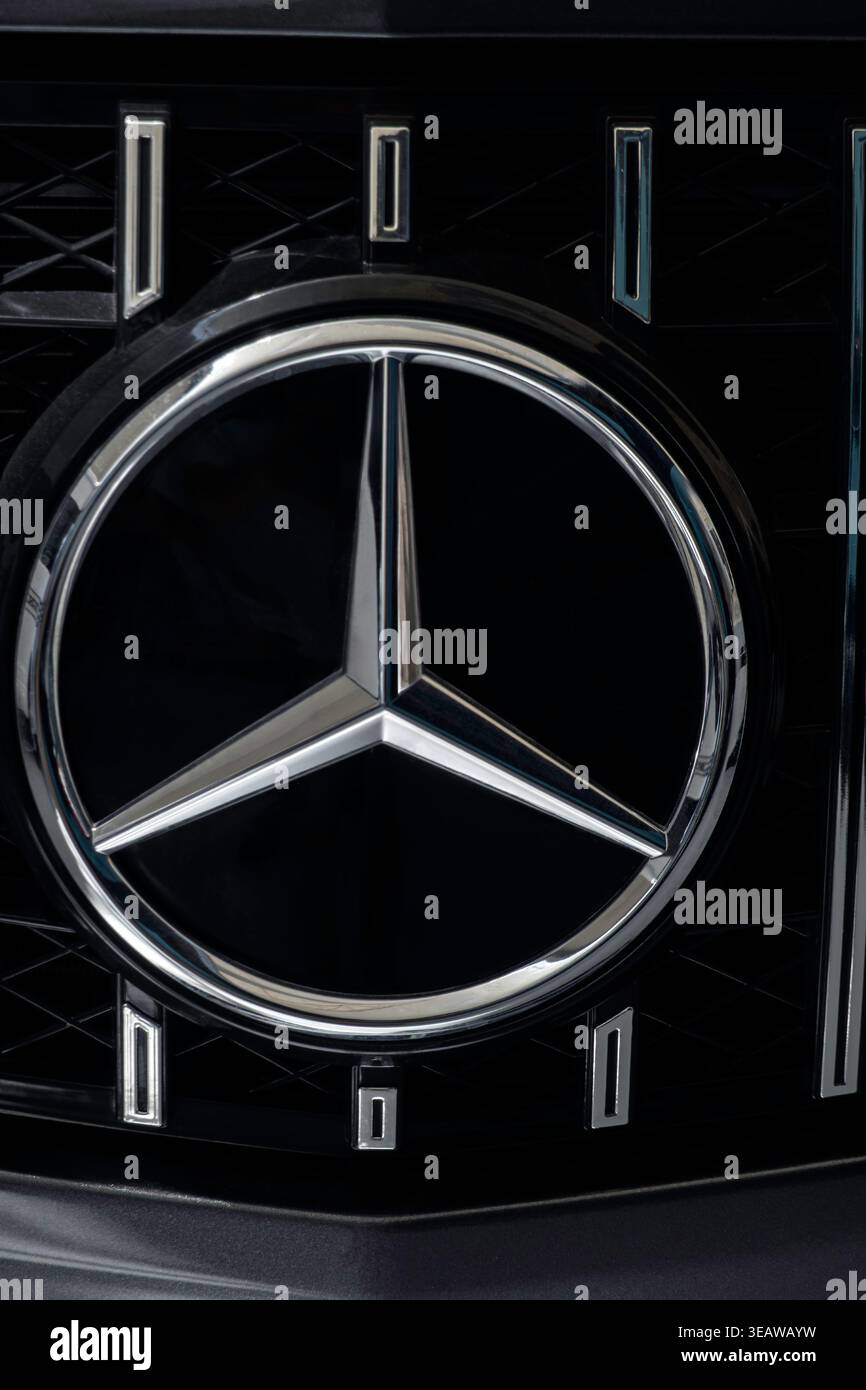 Dreizackige Mercedes-Benz Sternhaube am Kühlergrill des Luxusautos in Nahaufnahme Stockfoto