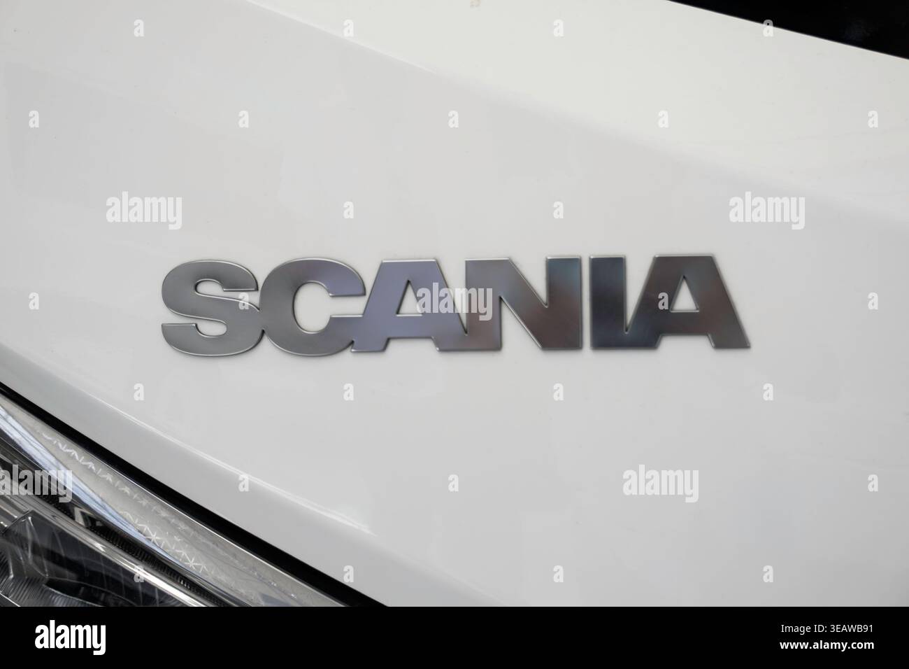 Scania-Logo in einem Bus Stockfoto