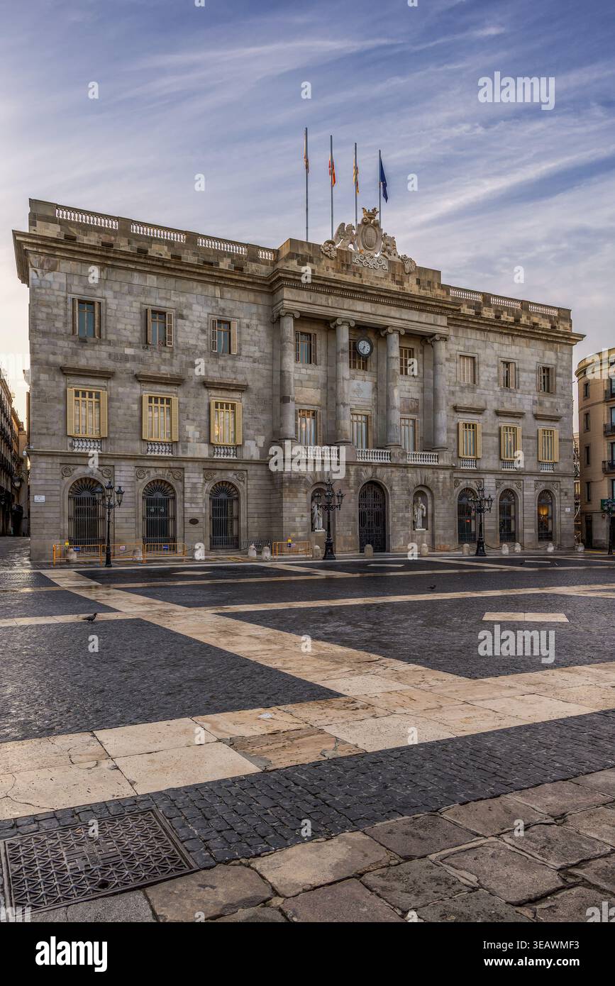 Neoklassizistische Fassade des Rathauses von Barcelona (Ajuntament de Barcelona) am Placa de Sant Jaume im Gotischen Viertel, Katalonien, Spanien Stockfoto