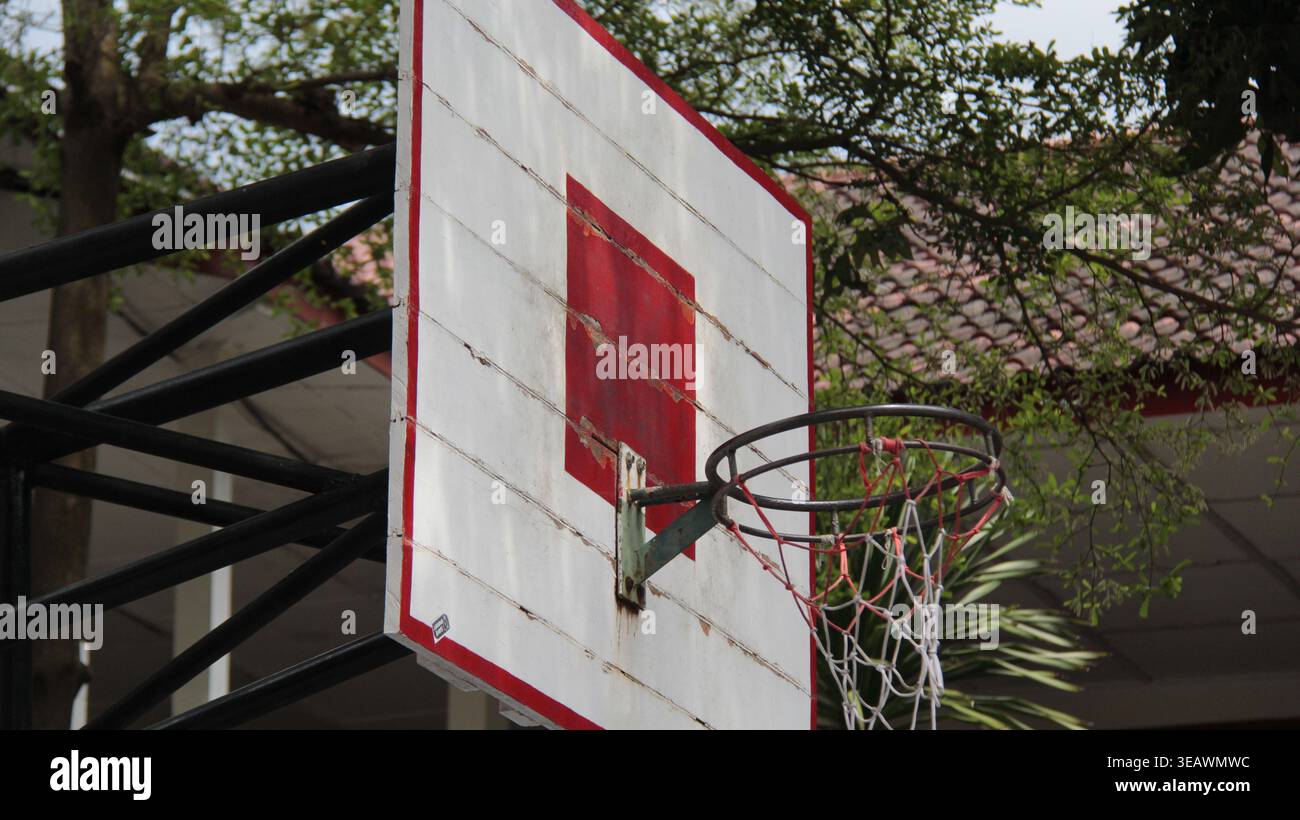 Ein schöner rot-weißer Basketballring vor dem Spiel und vor der Reparatur Stockfoto