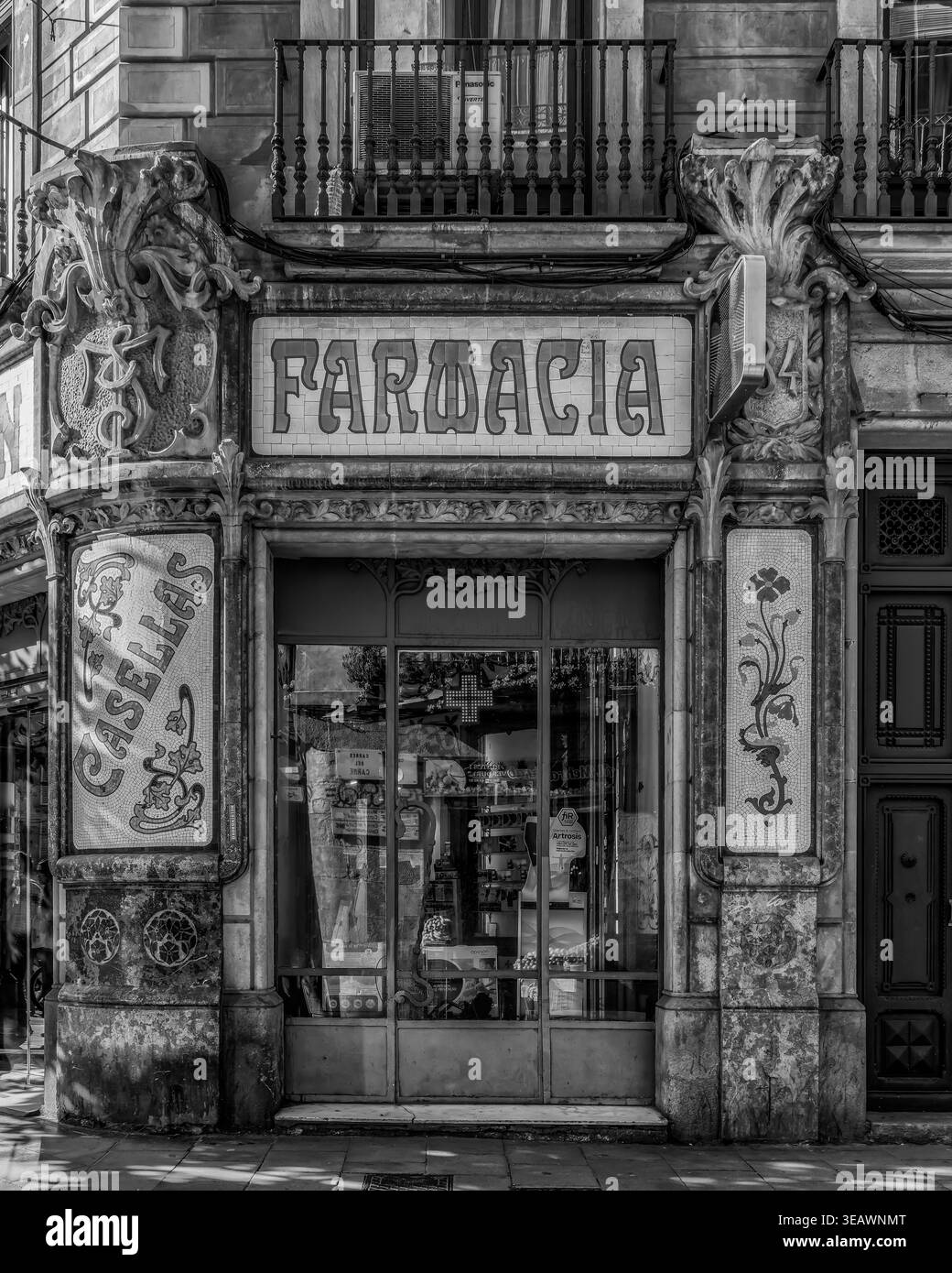 Vintage-Art-Nouveau-Ladenfront der Farmacia Casellas, einer antiken Apotheke mit traditionellen Mosaikfliesen und kunstvollen Steinmetzarbeiten in Spanien Stockfoto