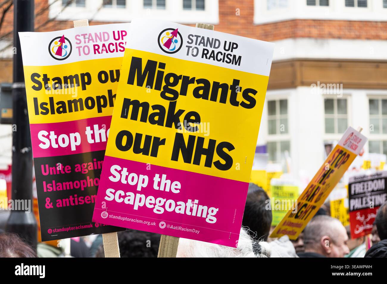 Protestzeichen, die Migranten und den NHS bei einer Kundgebung unterstützen. London, UK, 16. März 2024 Stockfoto