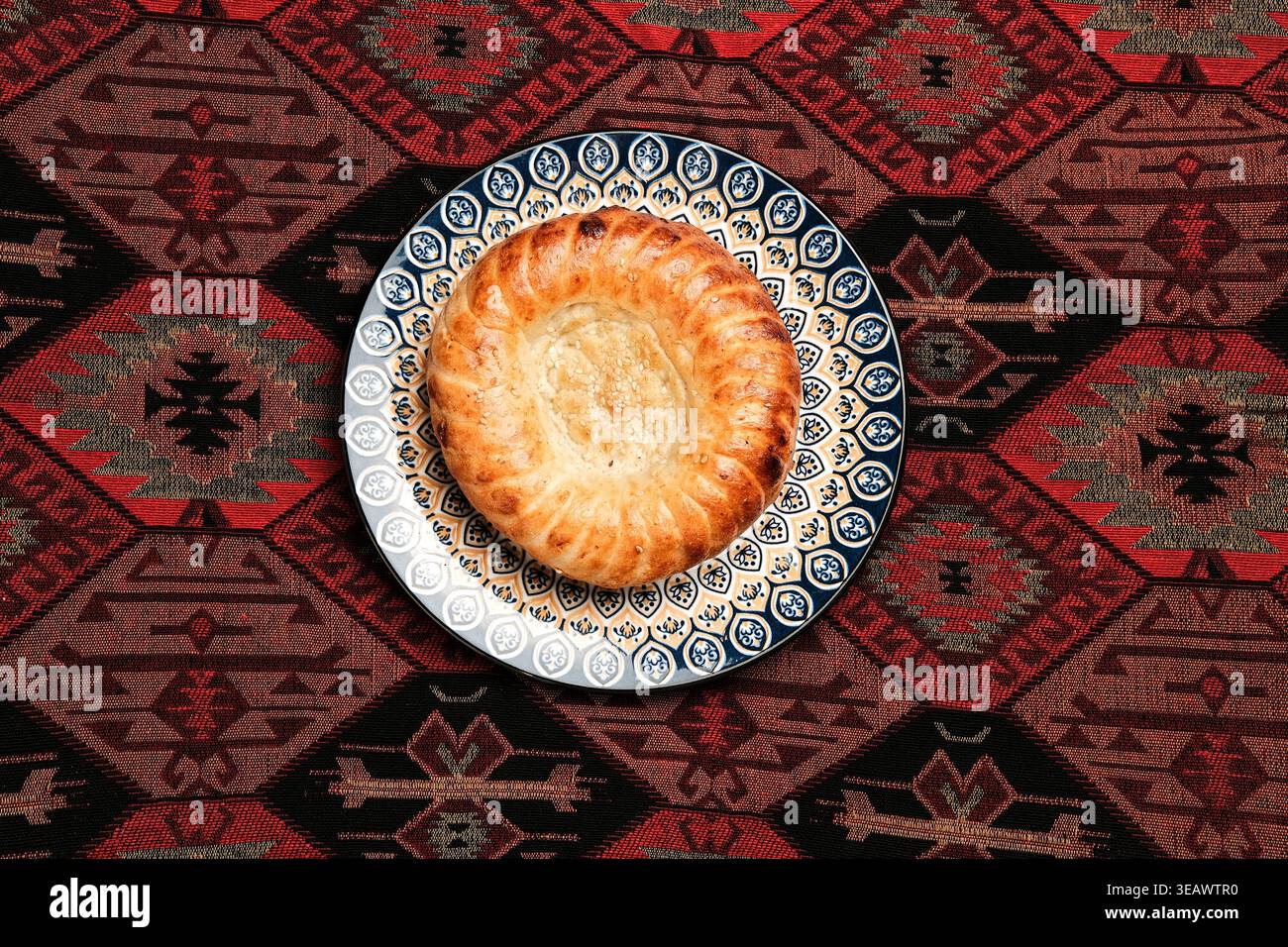 Traditioneller gebackener Kuchen mit komplizierter Kruste und künstlerischer Präsentation Stockfoto
