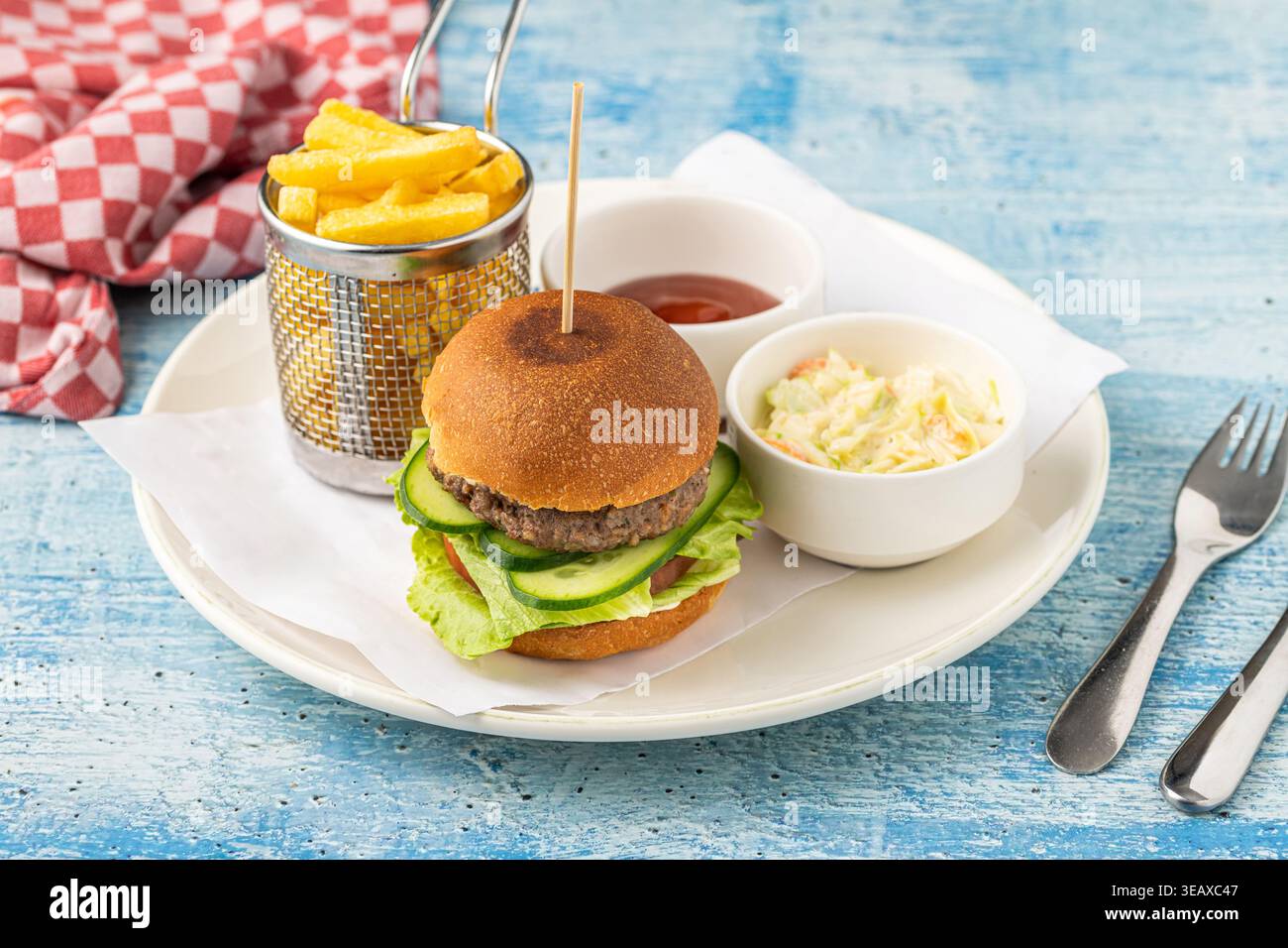 Mini-Burger mit Pommes und Saucen sauber, minimale Essenspräsentation Stockfoto