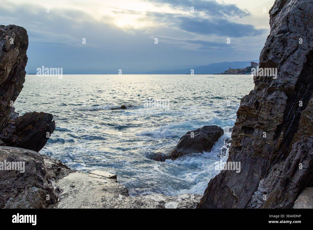 Am Ufer des Ligurischen Meeres bei Sonnenuntergang, in der Nähe des Dorfes Boccadasse (Ligurische Region Norditalien), frühes Winters Stockfoto