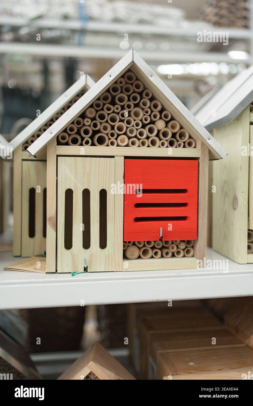 Kompaktes Insektenhaus im Laden ausgestellt. Entwickelt, um Nützlinge anzulocken und das Ökosystem des Gartens zu verbessern. Stockfoto