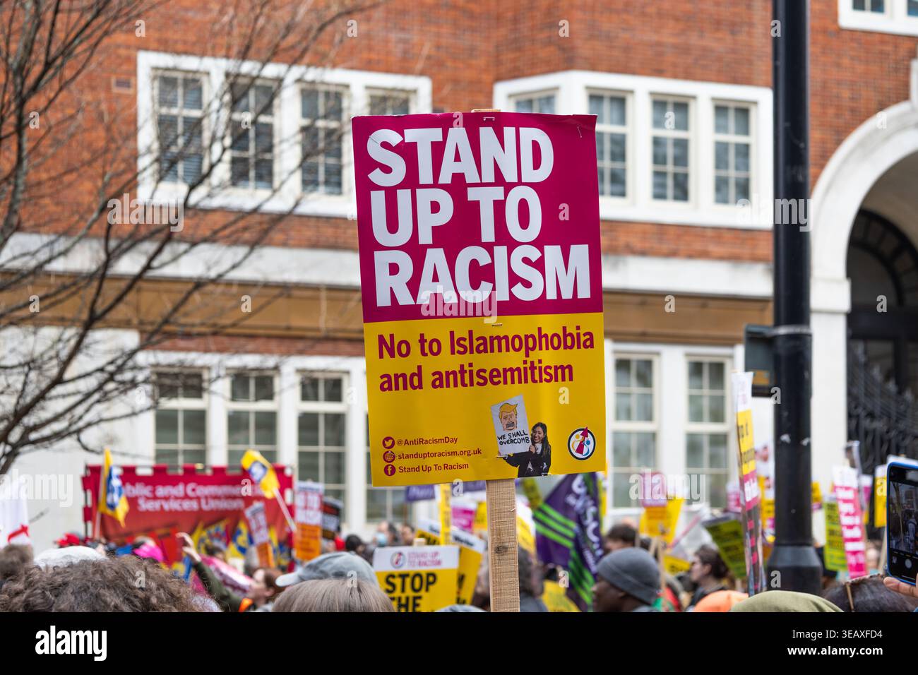 Protestschilder mit Aufschrift stehen Sie dem Rassismus in einer Menge entgegen. London, UK, 16. März 2024 Stockfoto