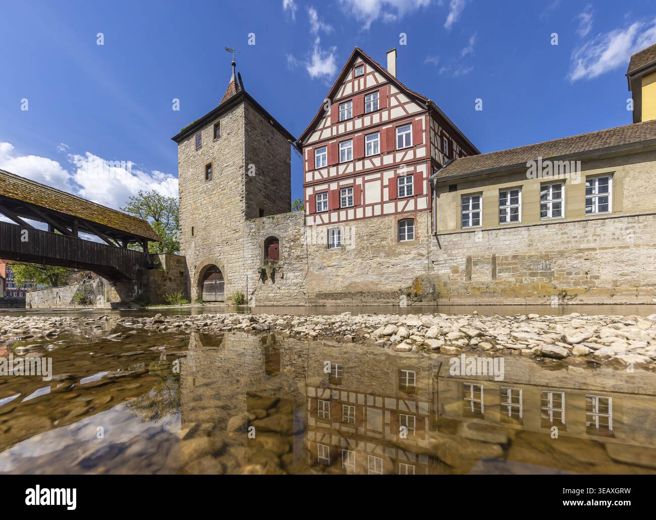 Schwefelturm. Historisches Ensemble von Gebäuden. Gepflasterte ford über einen Ofenarm von der Flussinsel Grasboedele im Vordergrund zum Haalplatz dahinter Stockfoto