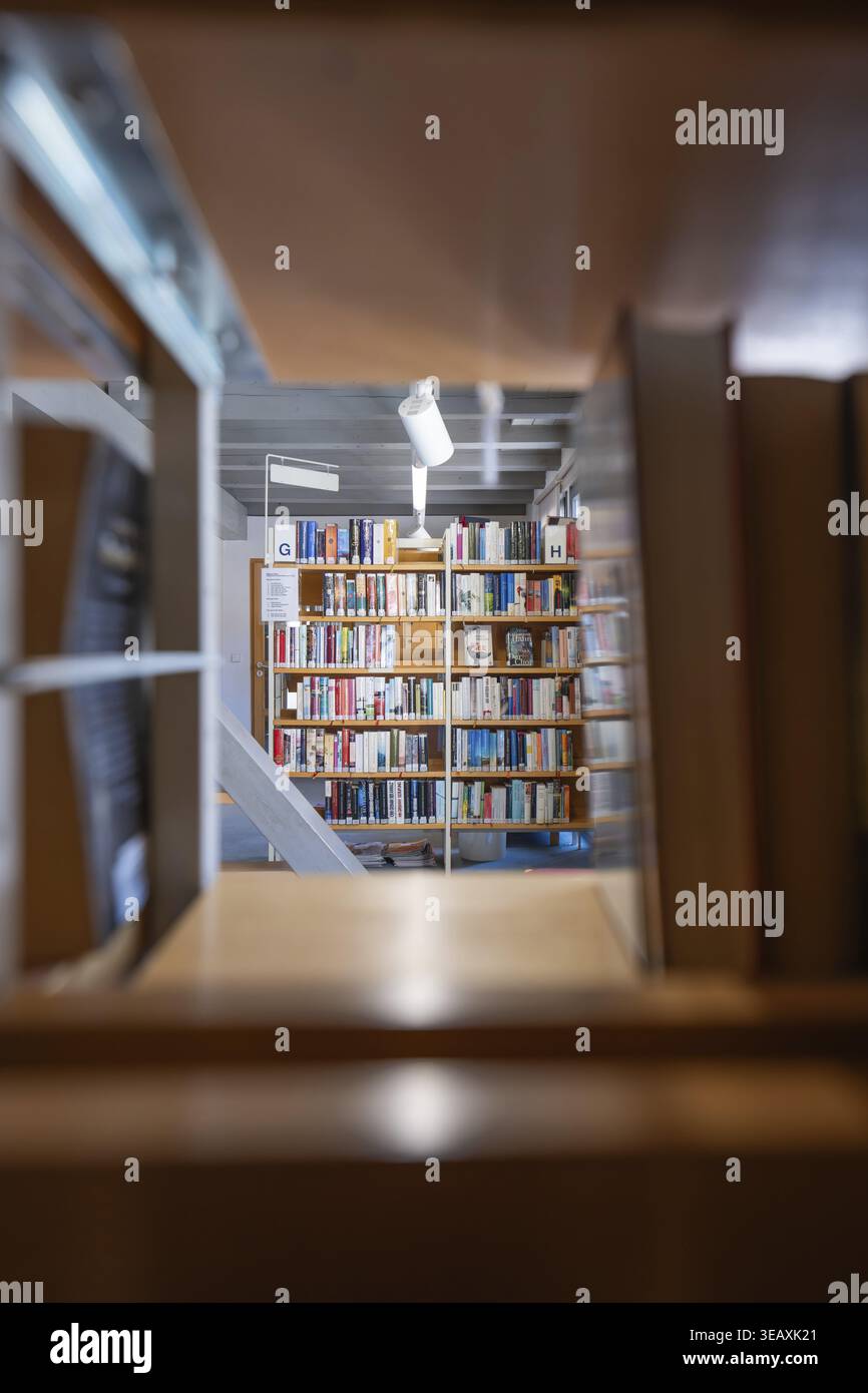 Blick durch ein Bücherregal in einer ruhigen Bibliothek, Lichtstrahl, Bibliothek, Aidlingen, Stadtteil Boeblingen, Deutschland Stockfoto
