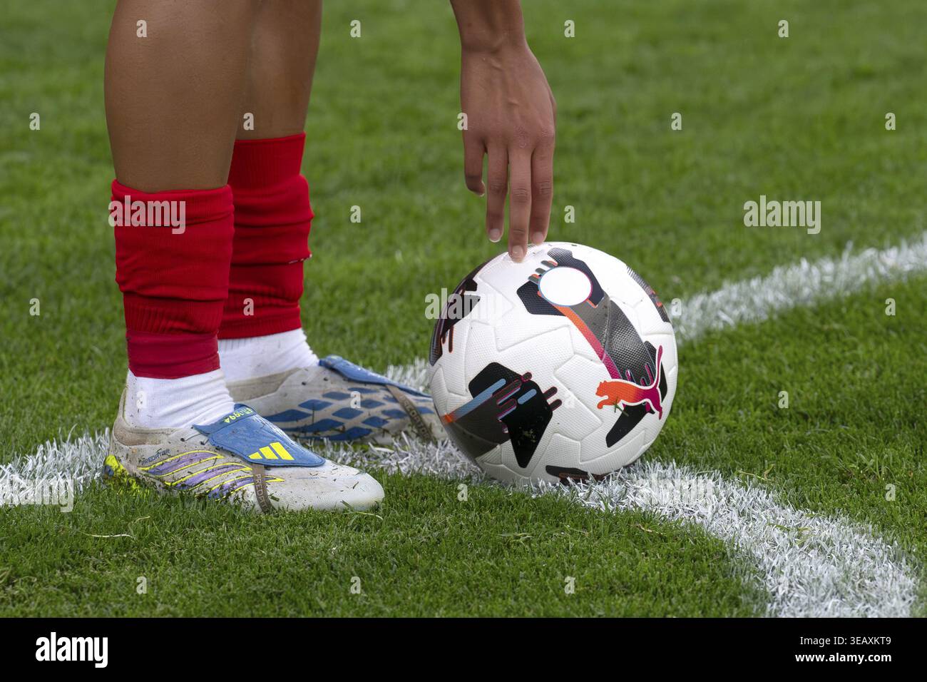 Symbolisches Foto von Ball- und Fußballschuhen, Zürich, Schweiz Stockfoto