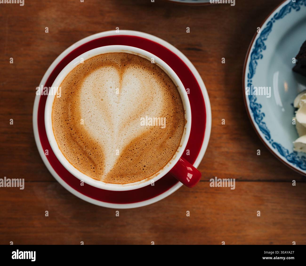 Nahaufnahme eines Café Latte auf einem Tisch in einem Café Stockfoto