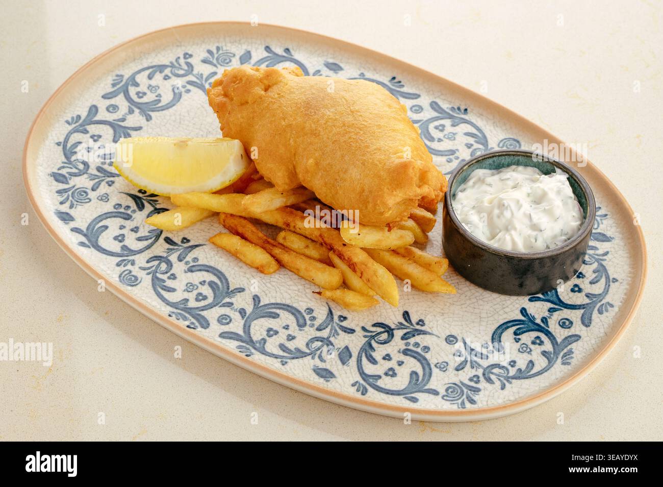 Fish and Chips und Pommes frites mit Sauce Stockfoto