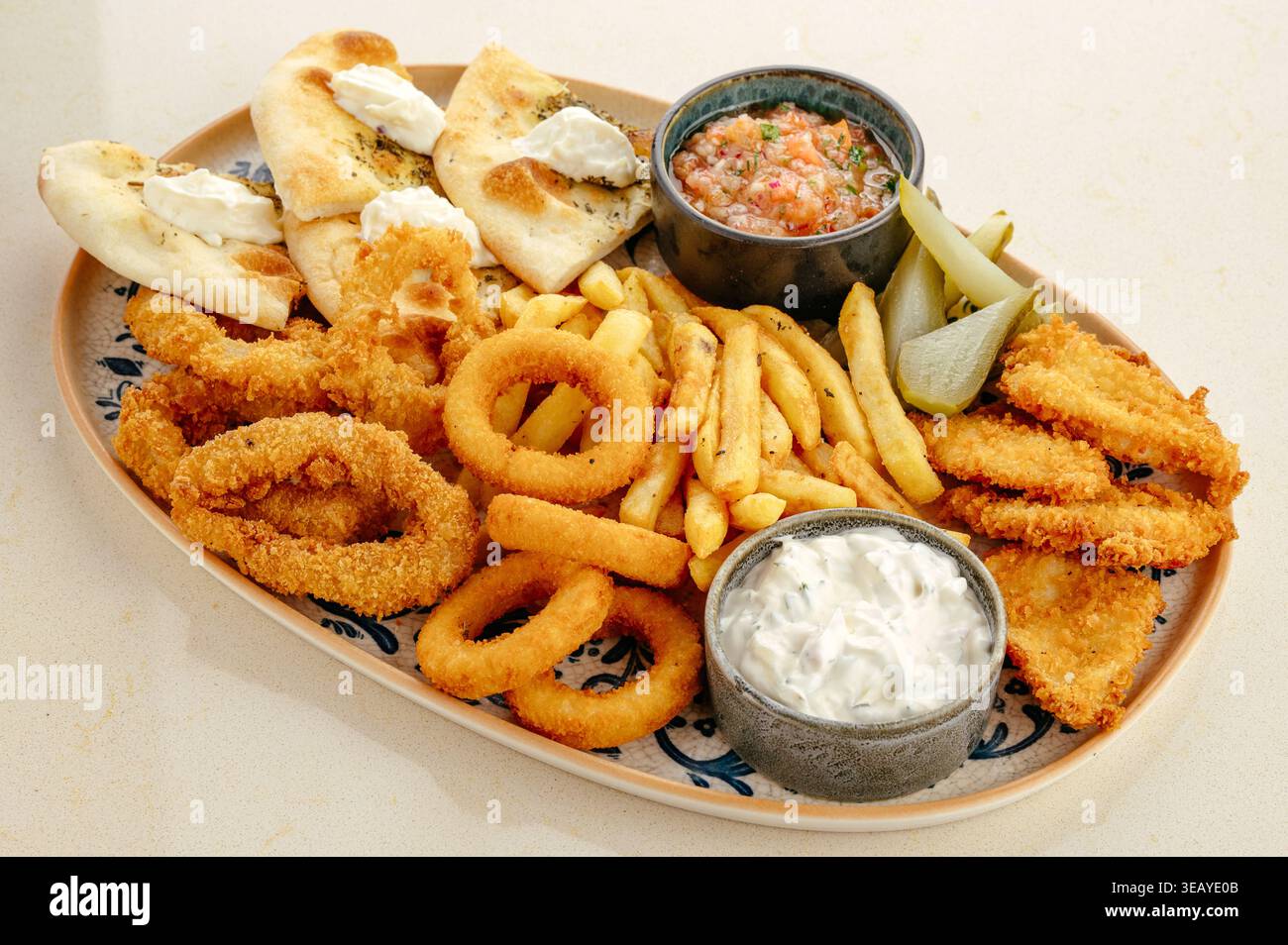 Pommes frites, Nuggets, Zwiebelringe und Sauce Stockfoto