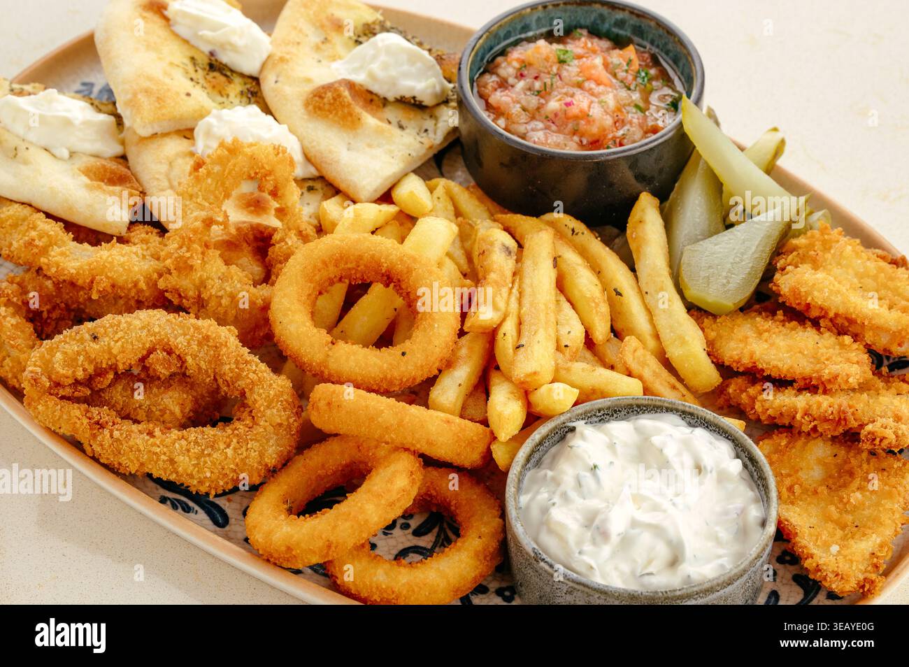 Pommes frites, Nuggets, Zwiebelringe und Sauce Stockfoto
