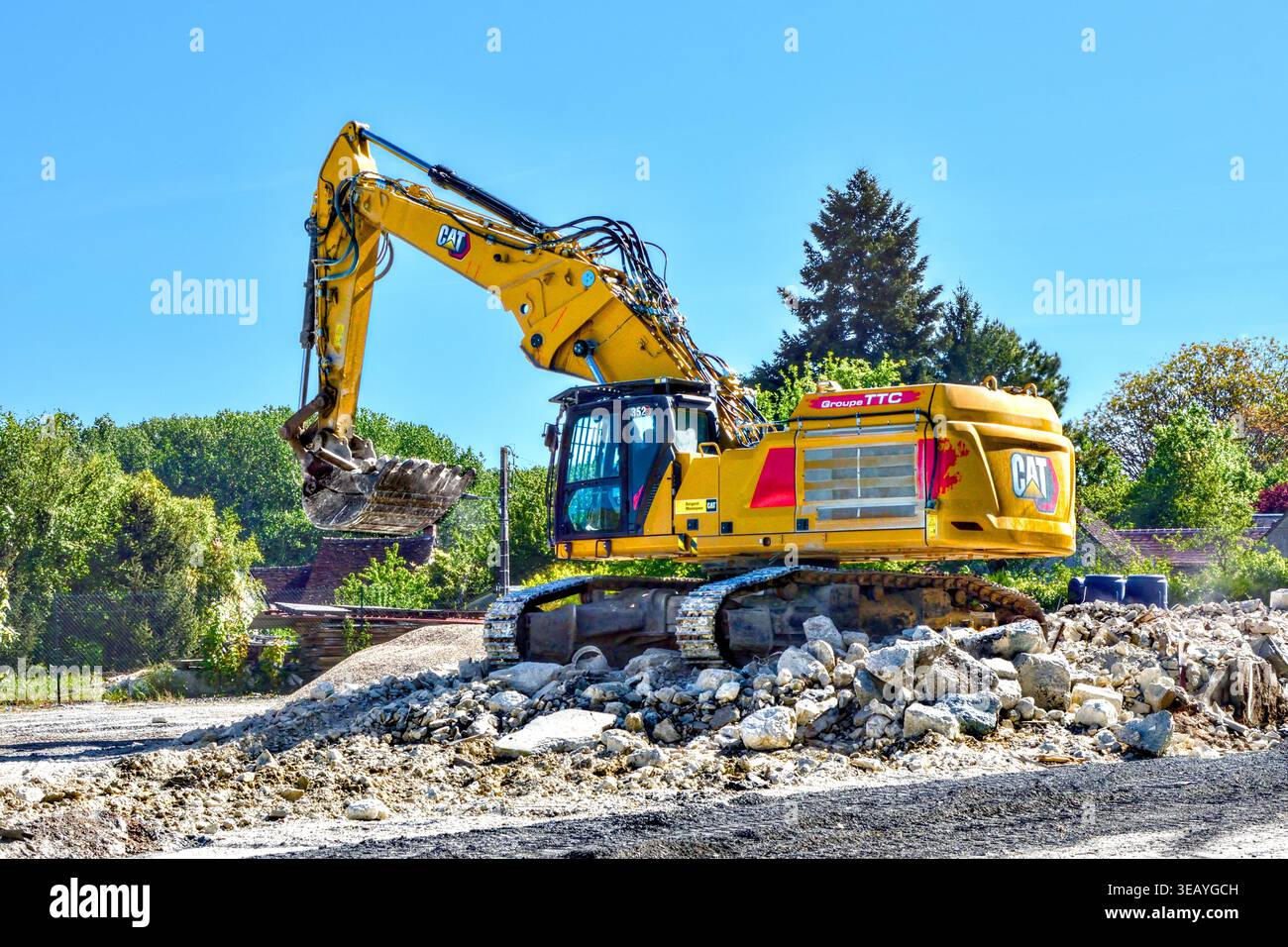 Schwerer Hydraulikbagger Caterpillar 352 (CAT), der Gestein und Schutt von der Abbruchstelle entfernt - Preuilly-sur-Claise, Indre-et-Loire (37), Frankreich. Stockfoto