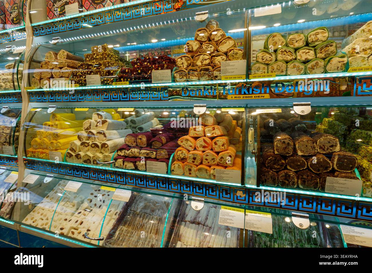 Vitrine gefüllt mit verschiedenen bunten Rollen authentischer türkischer Delikatessen im Denkli Tea Spice Turkish Store in Ohrid, Nordmakedonien Stockfoto