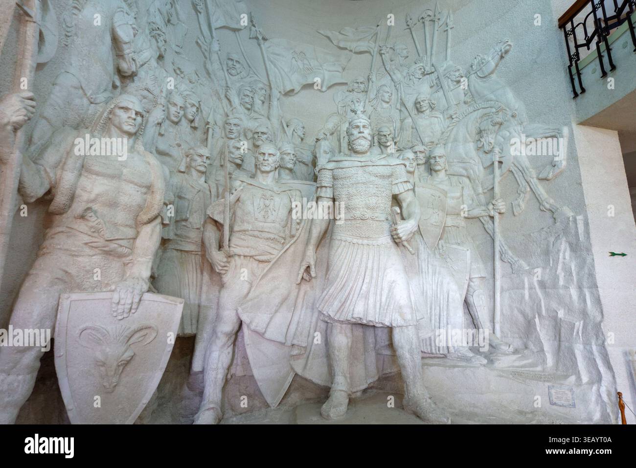 Reliefskulptur mit dem Titel „Skanderbeg mit den Menschen“ des Künstlers Janaq Pac, im Skanderbeg National Museum in der Kruja Burg Stockfoto
