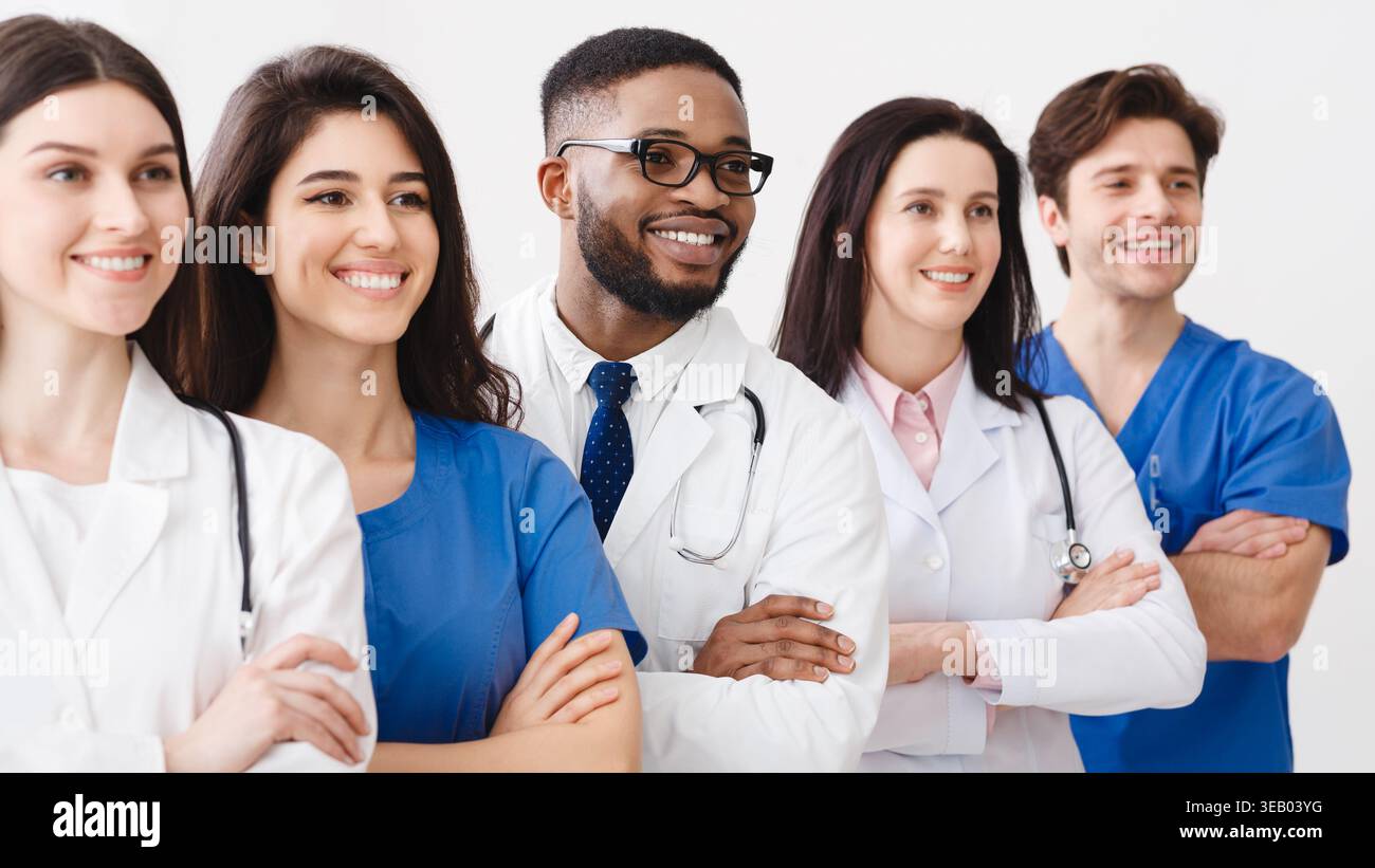 Glückliches Medizinisches Personal Steht Zusammen In Der Klinik Stockfoto
