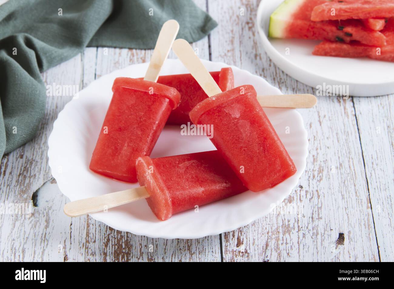 Rote Wassermelonen-Eis auf einem Teller auf dem Tisch Stockfoto