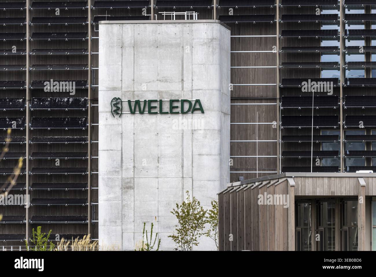 Weleda-Logo auf dem Firmengebäude. Schwäbisch Gmuend als Geschäftsstandort. Die Weleda AG ist eine Schweizer Unternehmensgruppe für Homöopathie, Naturkosmet Stockfoto