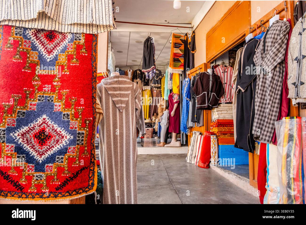 Traditionelles Teppichgeschäft im Dorf Tafraout im Antiatlasgebirge in der Region Agadir in Nordafrika. Der Raum ist mit Hand ausgestattet Stockfoto