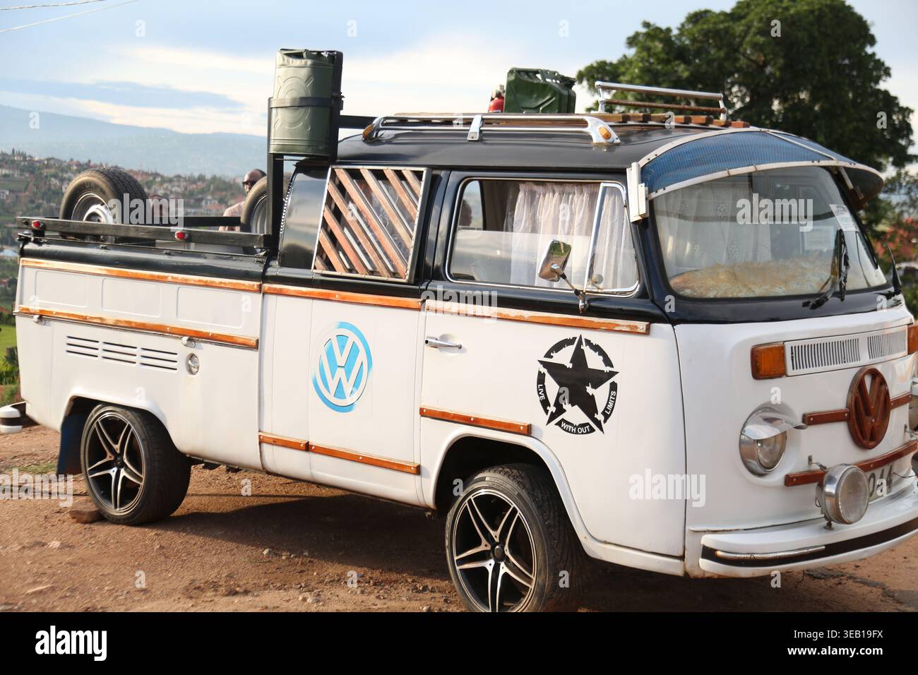 Ein maßgeschneiderter Vintage-Pickup-Truck vom Typ 2 von Volkswagen, der in Kigali geparkt wird und im Retro-Stil, mit Zubehör für die Dachladung und modifizierten Leichtmetallfelgen ausgestattet ist. Stockfoto