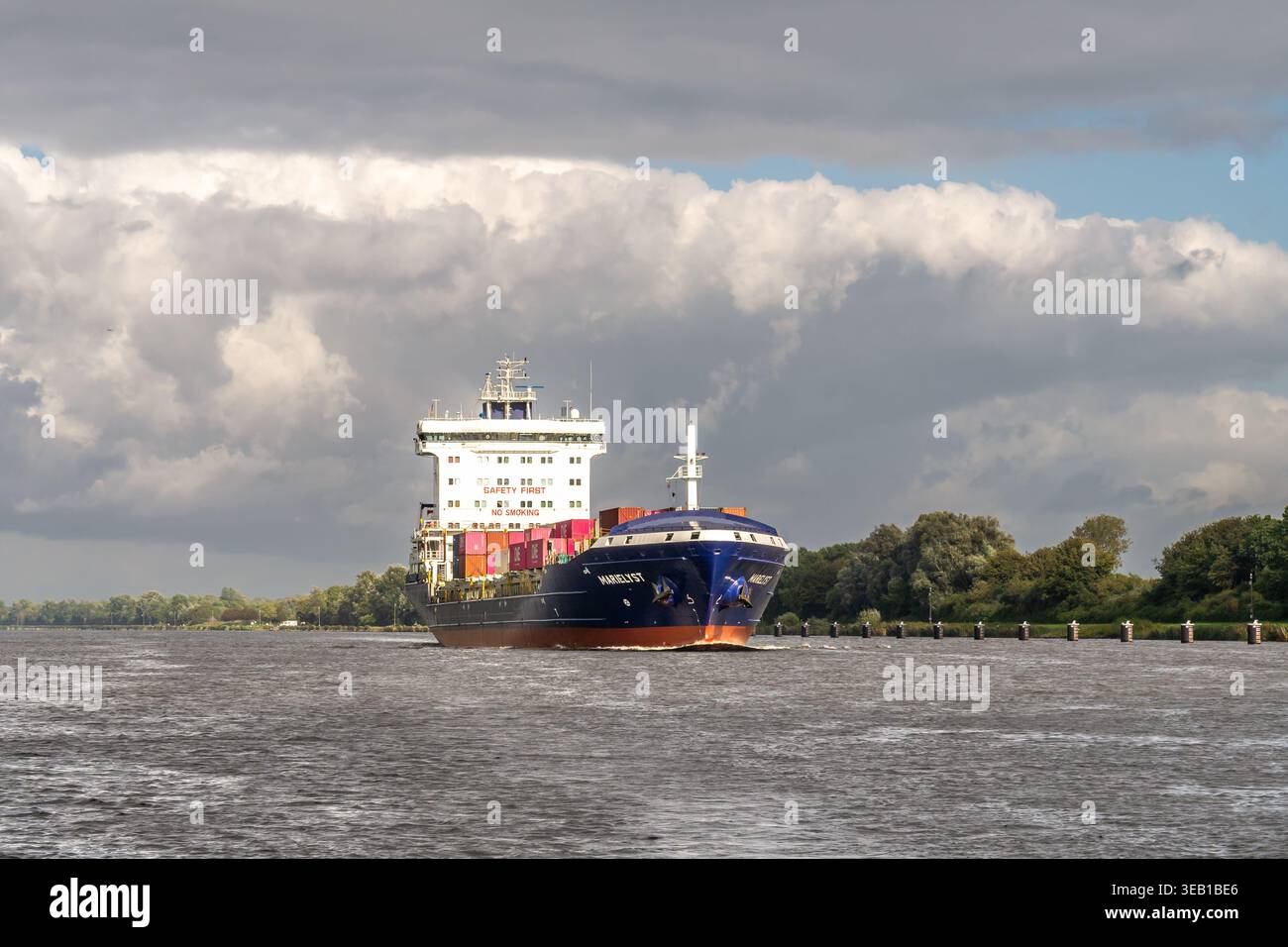 Frachter Marielyst mit Containern im Kieler Kanal, Schleswig-Holstein Stockfoto