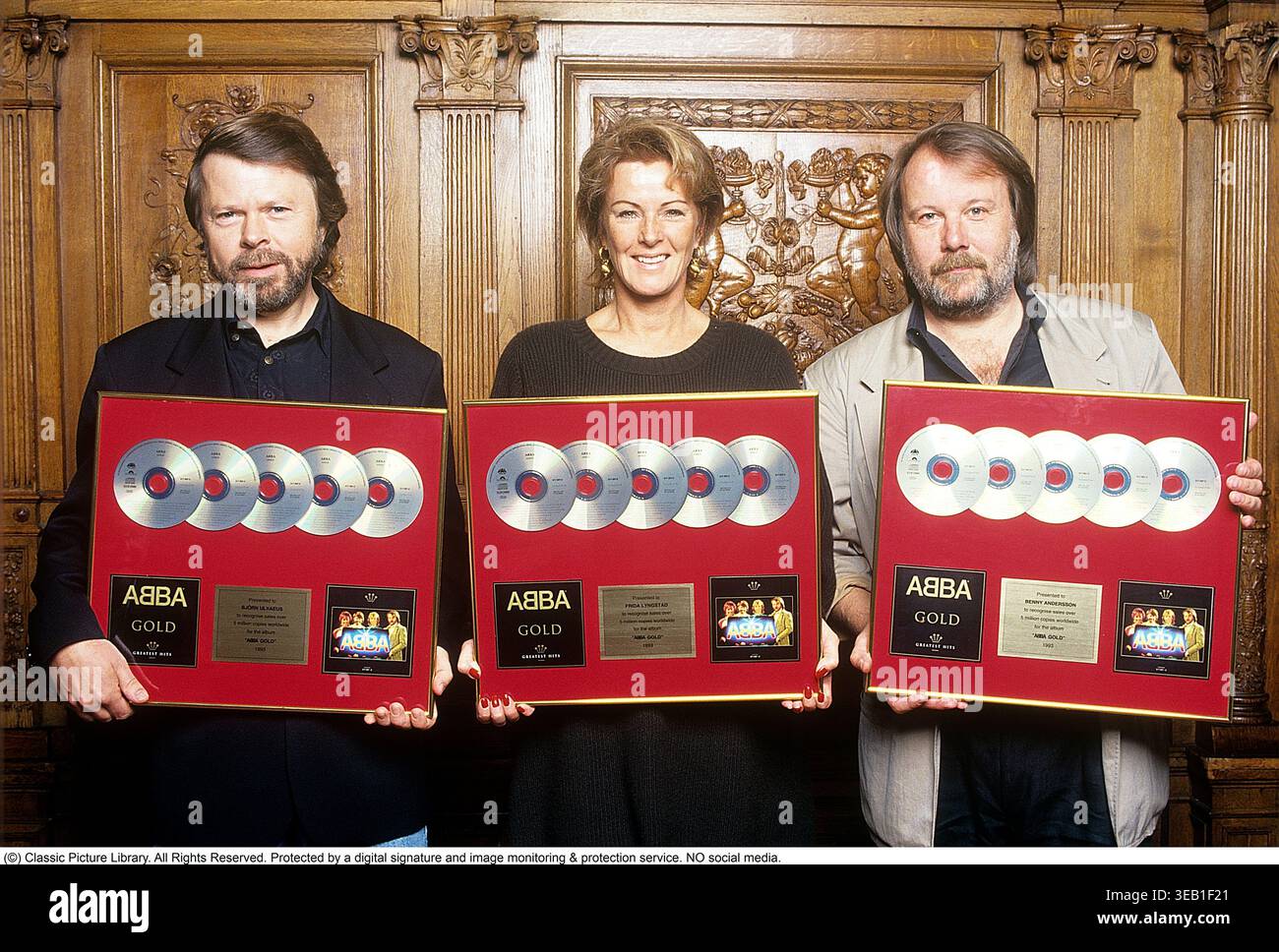 ABBA. Eine schwedische Popgruppe, die zu den beliebtesten und erfolgreichsten Musikgruppen aller Zeiten zählt. Björn Ulvaeus, Anni-Frid Lyngstad und Benny Andersson wurden am 5. Oktober 1993 mit Platin-Auszeichnungen für ABBA Gold ausgezeichnet, die von ihrer Plattenfirma PolyGram (jetzt Teil von Universal Music) verliehen wurden. Agnetha Fältskog nahm an der Zeremonie nicht teil. Das 1992 veröffentlichte ABBA Gold wurde schnell zu einem der meistverkauften Compilation-Alben aller Zeiten und überstieg schließlich 30 Millionen Exemplare weltweit. Die Präsentation 1993 markierte eine erneute Welle des internationalen Interesses an der Musik von ABBA, lange vor dem Tag Stockfoto